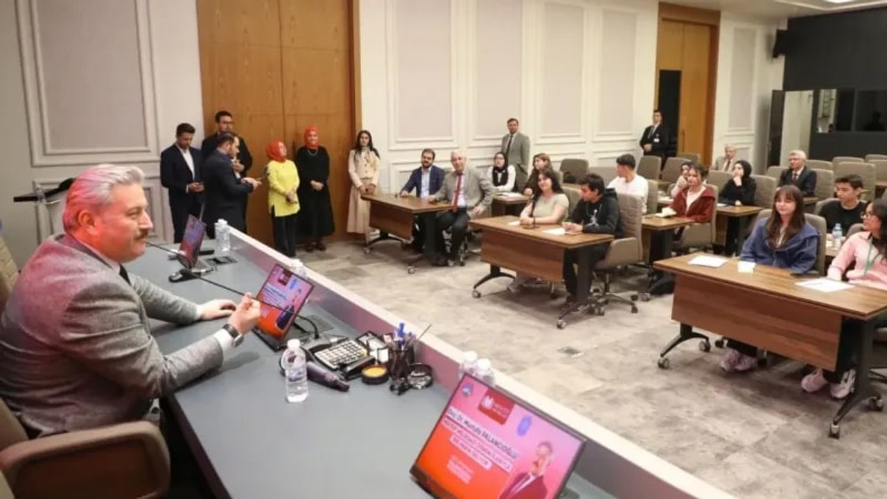 Palancıoğlu, Gençlerle Kariyer Söyleşisi Gerçekleştirdi