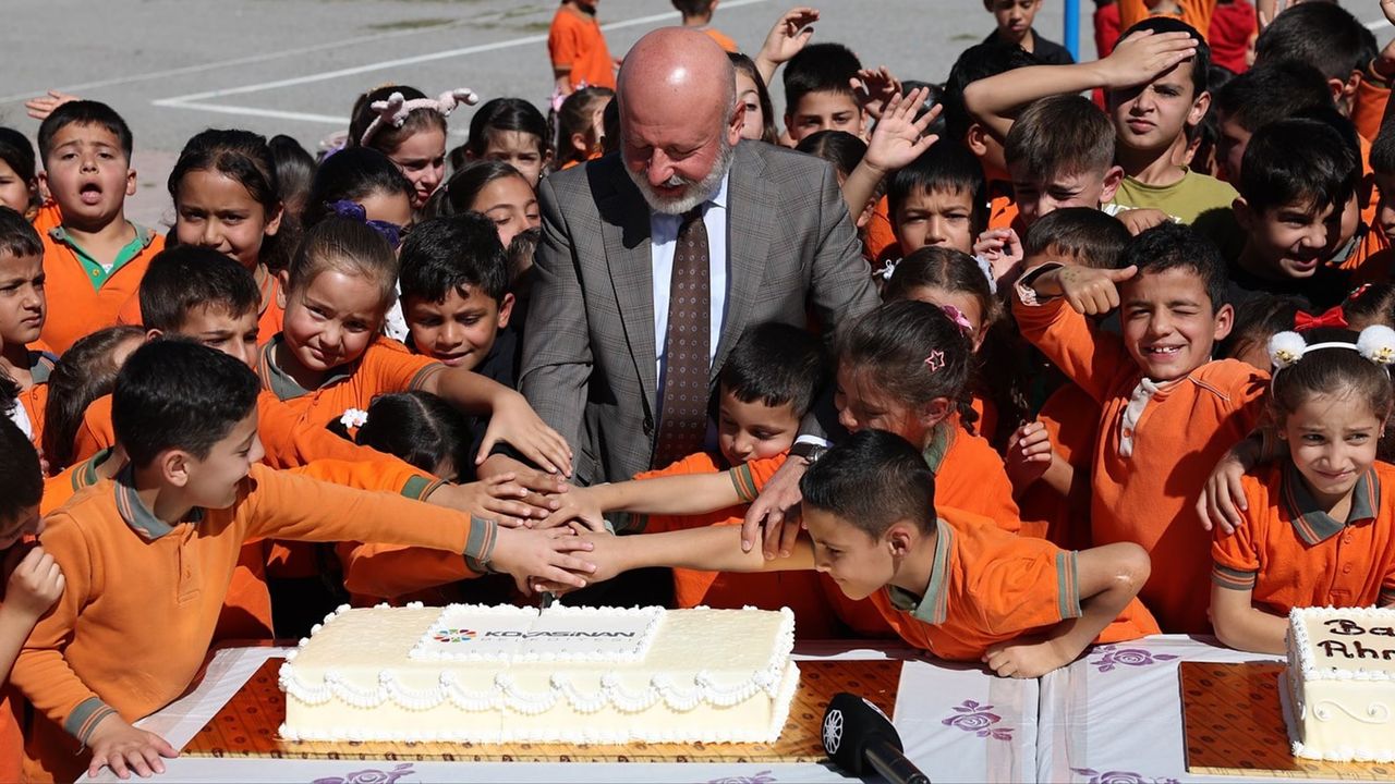 Başkan Çolakbayrakdar, Miniklerin Yüzünü Güldürdü