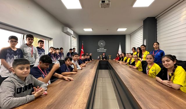 KAYSERİ ŞAMPİYONU HENTBOL TAKIMI, KABAKÇI'YI ZİYARET ETTİ