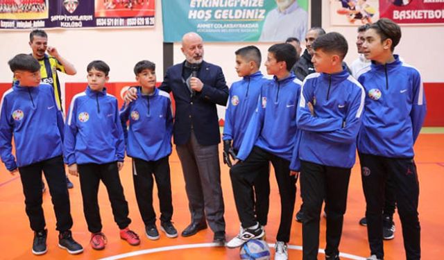 Başkan Çolakbayrakdar "Baba ile Oğulları" futbol turnuvasında