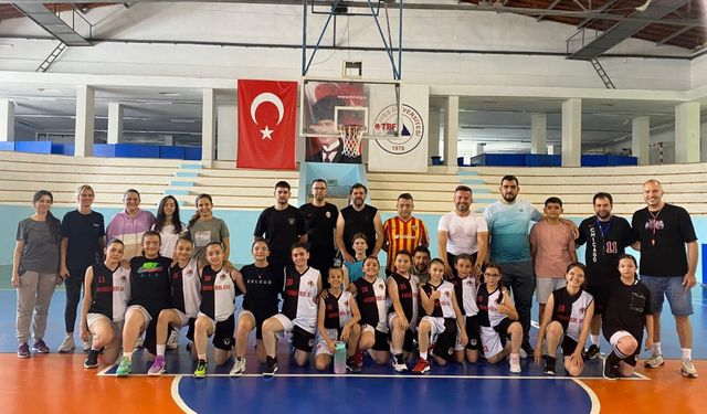 Babalar ve çocuklar basketbol maçında karşı karşıya geldi