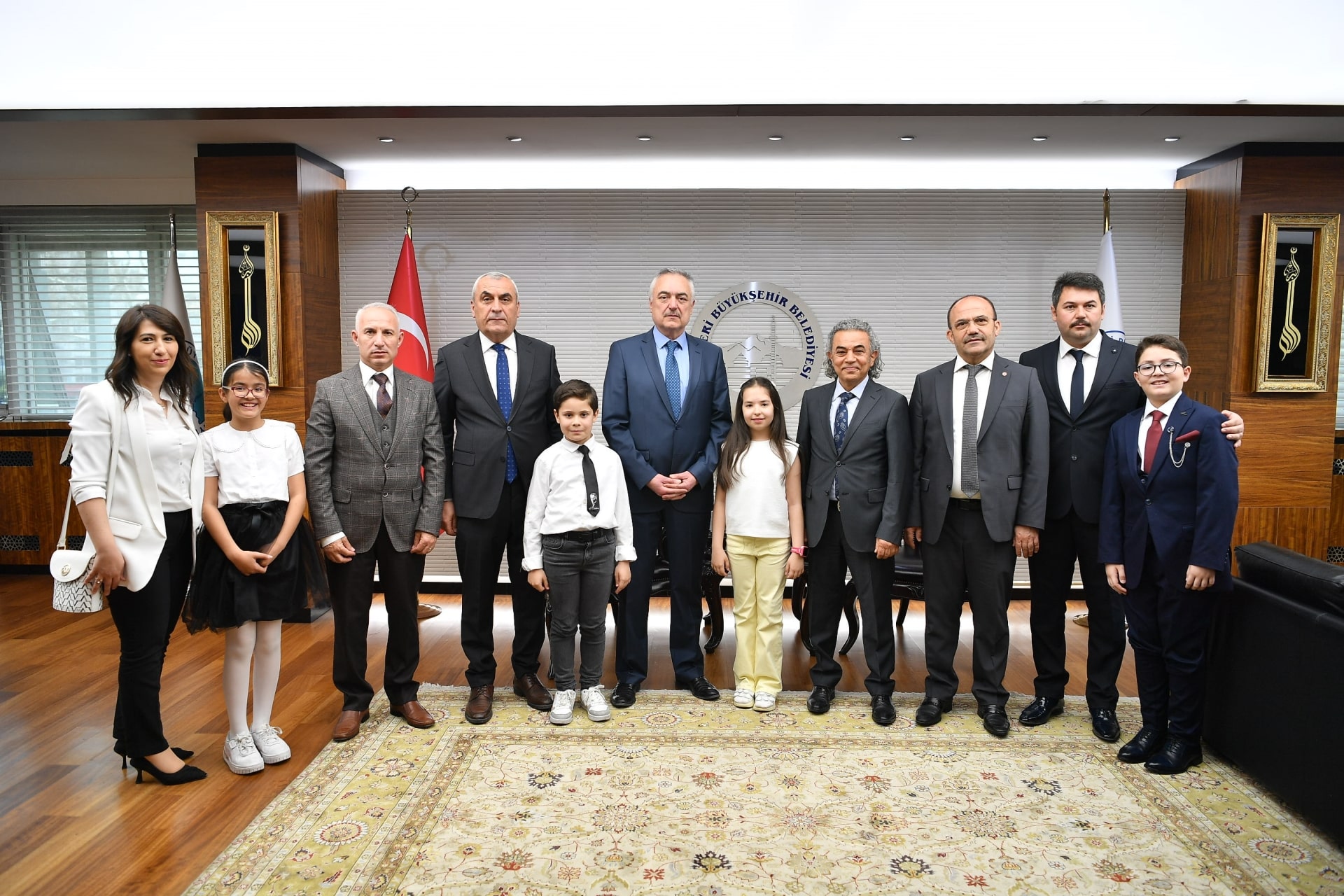 Minik Ogrenci Okyanus Buyuksehir Belediyesi Baskanlik Koltuguna Oturdu 16 Min