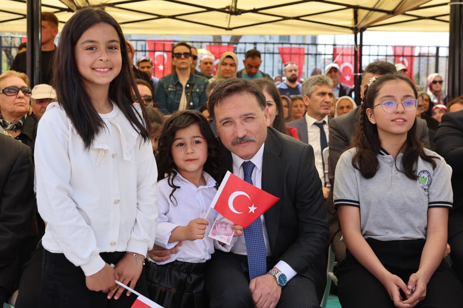 Vali Çiçek 23 Nisan 1 Min