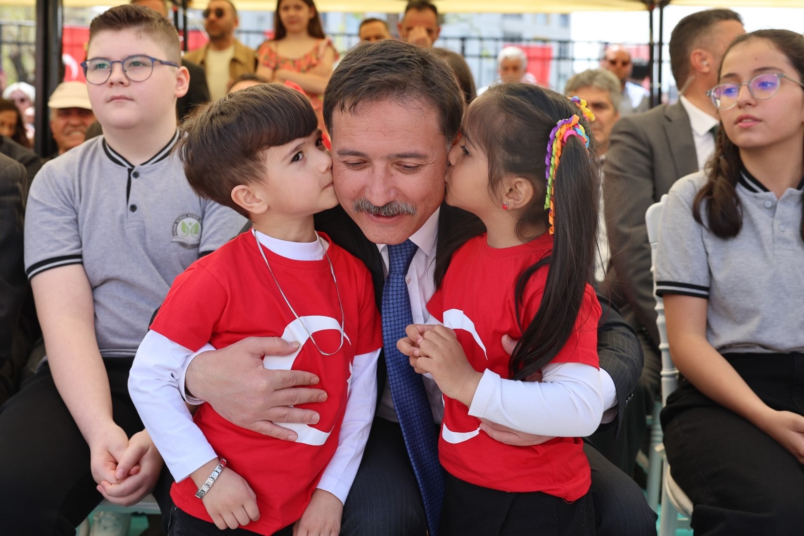 Vali Çiçek 23 Nisan Min