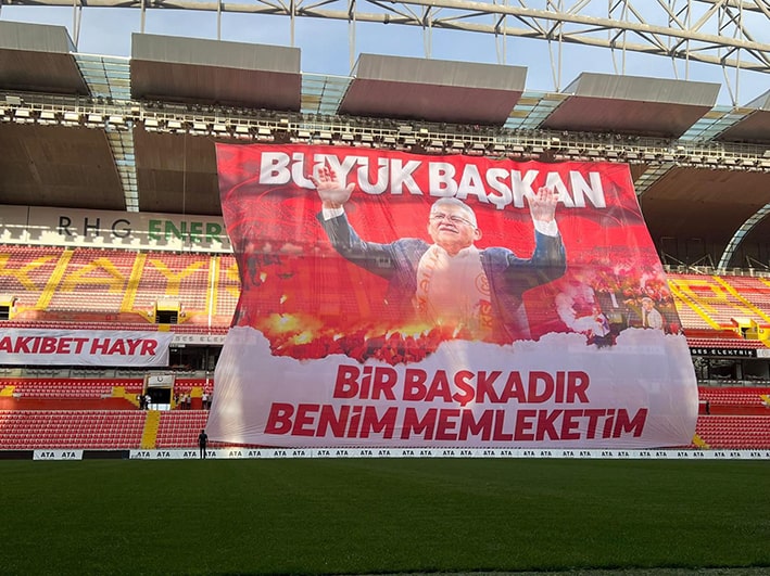 Memduh Büyükkılıç Pankart Min