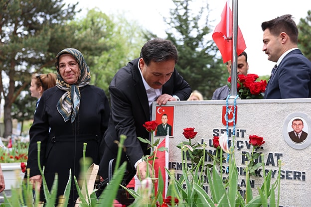 Vali Gökmen Çiçek Anneler Günü