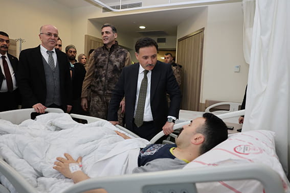 Vali Gökmen Çiçek Yaralı Komiser Kemal Içişleri Bakanı Mustafa Çiftçi (1)